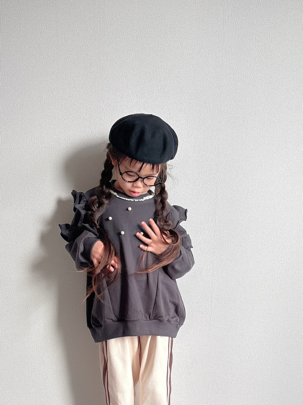 ブラック系のスニーカー、グレー系のスウェット、ベージュ系のその他パンツを着用したキッズの秋コーディネートの3枚目の写真