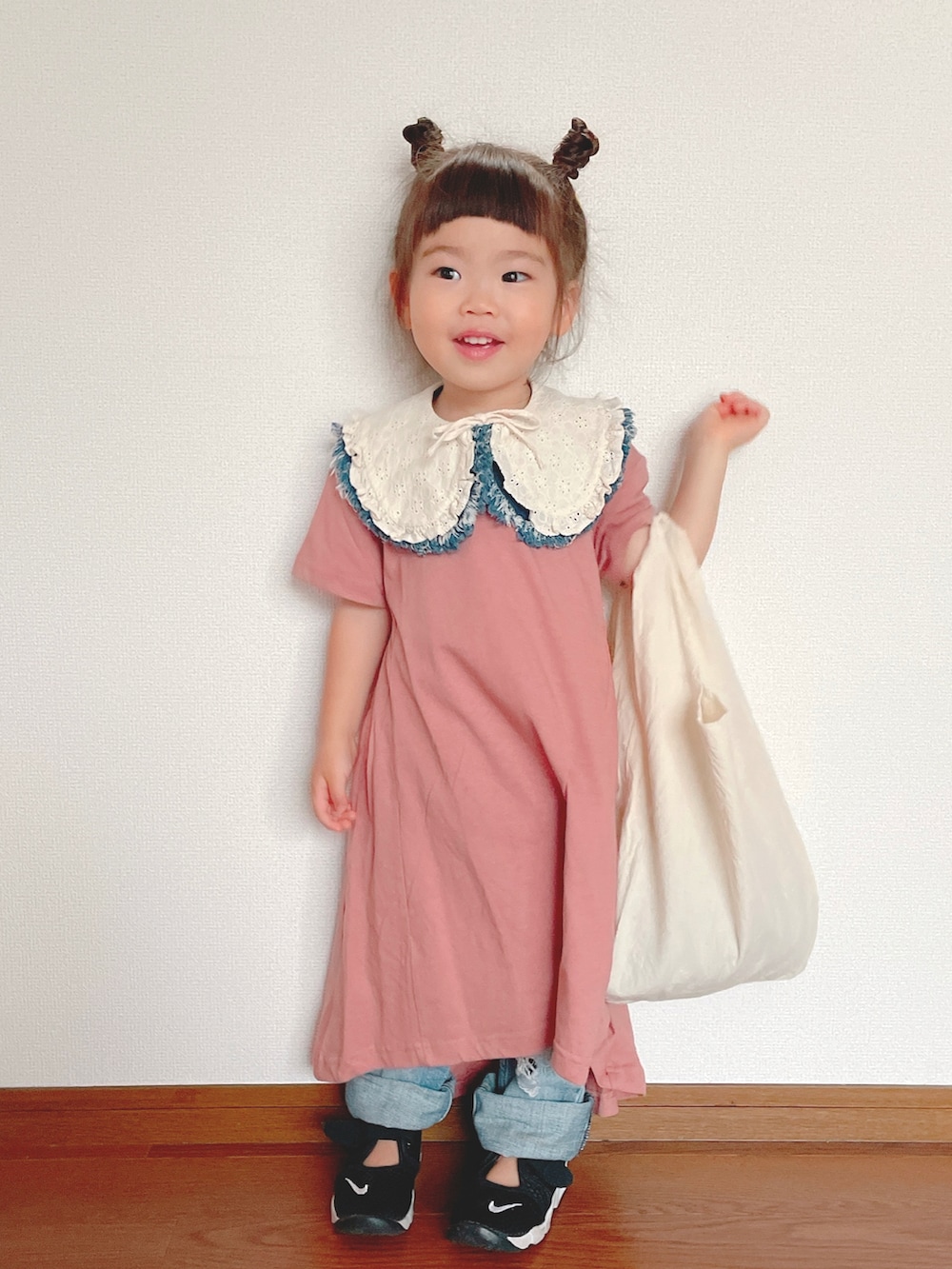 「デニムっていいよね、夏コーデ、ワンピース、ピンク、つけ襟、デニム、トートバッグ、エアリフト、レイヤードスタイル、カジュアルコーデ、カラー×コーデ、レース、ハンドメイド、サンダル、Tシャツワンピ」｜「Handmadeのアイテム（付け襟、ホワイト系）」を使った、ふうさん（キッズ・90cm）の夏コーディネートの3枚目の写真
