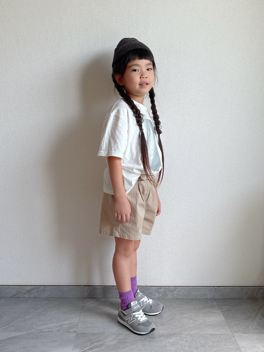 ベージュ系のその他パンツ、グレー系のスニーカー、ホワイト系のTシャツ/カットソーを着用したキッズの夏コーディネートの2枚目の写真