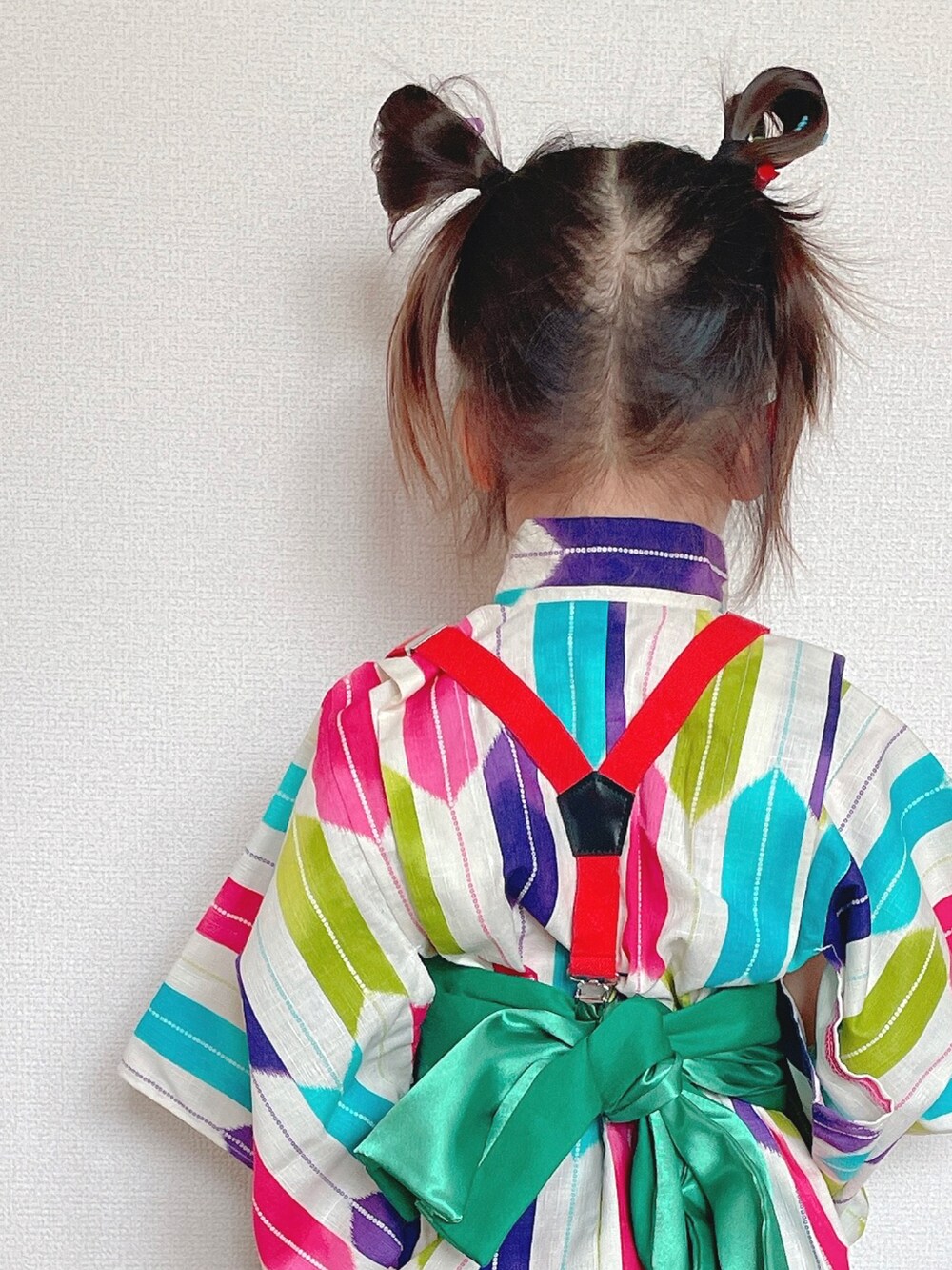 ブラック系のスニーカー、その他の浴衣、グリーン系の和装小物を着用したキッズの夏コーディネートの4枚目の写真