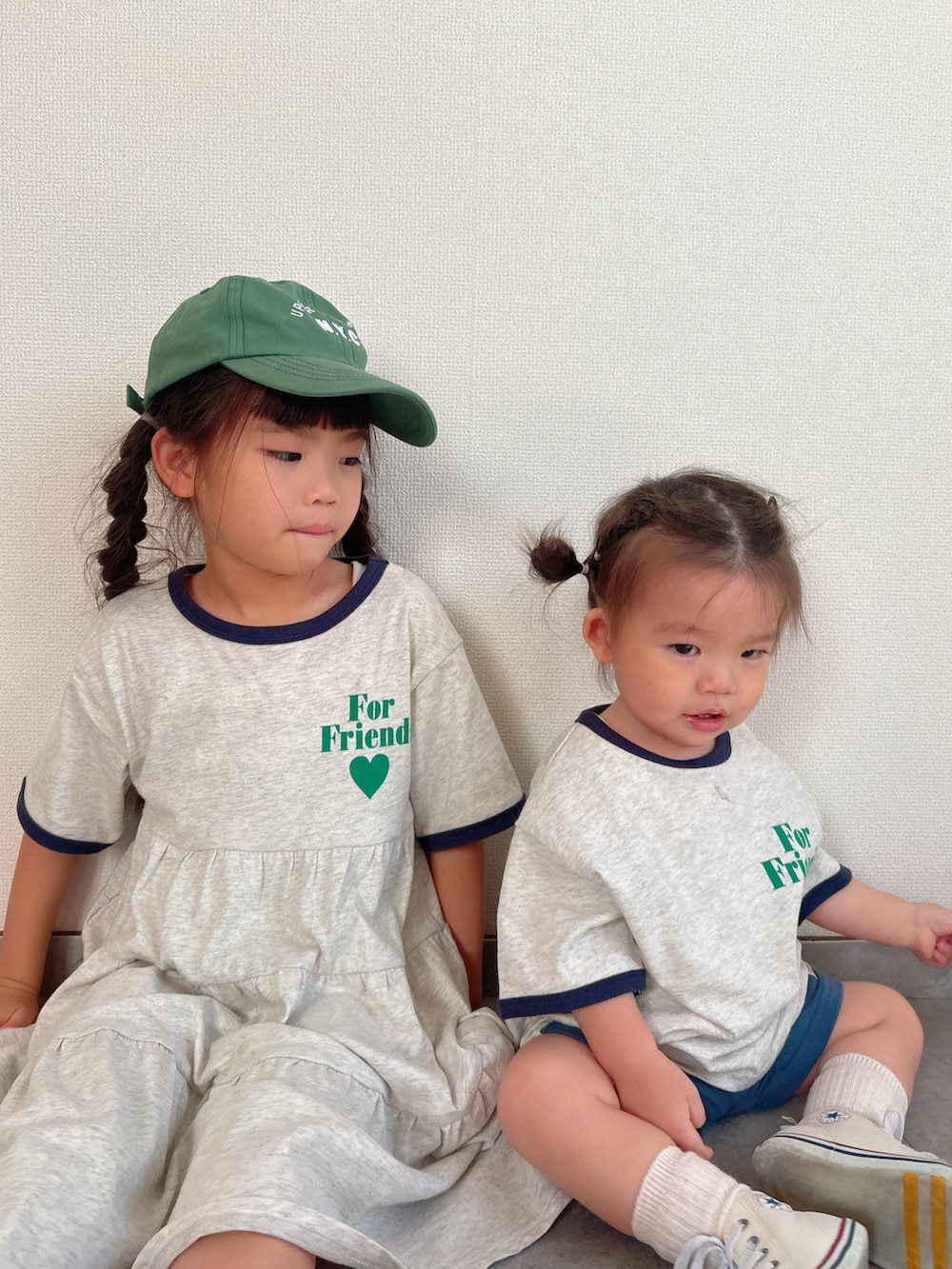 ホワイト系のTシャツ/カットソー、ホワイト系のワンピースを着用したキッズの夏コーディネートの3枚目の写真