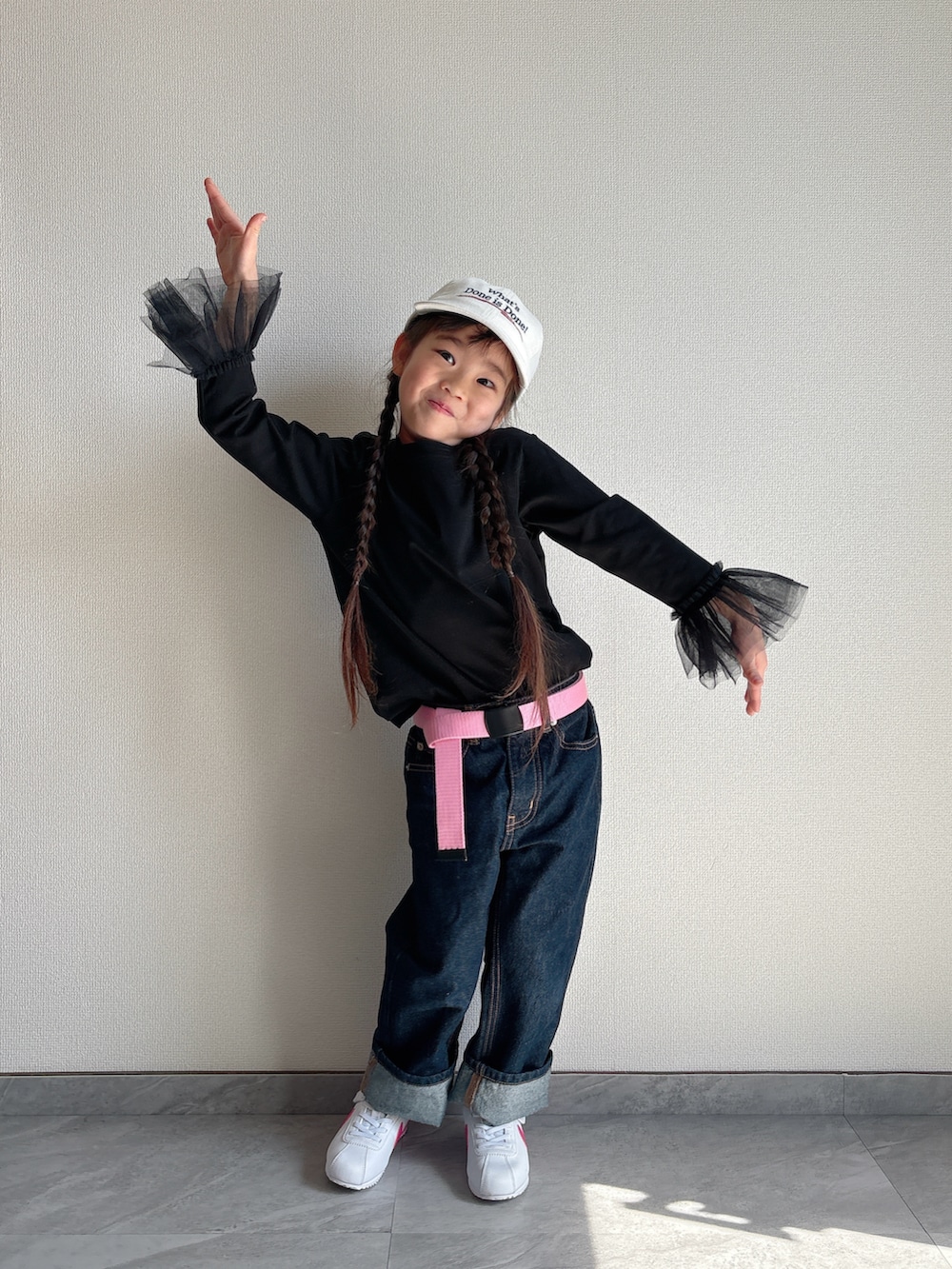 ブラック系のTシャツ/カットソー、ブルー系のデニムパンツ、ホワイト系のスニーカーを着用したキッズの春コーディネートの4枚目の写真