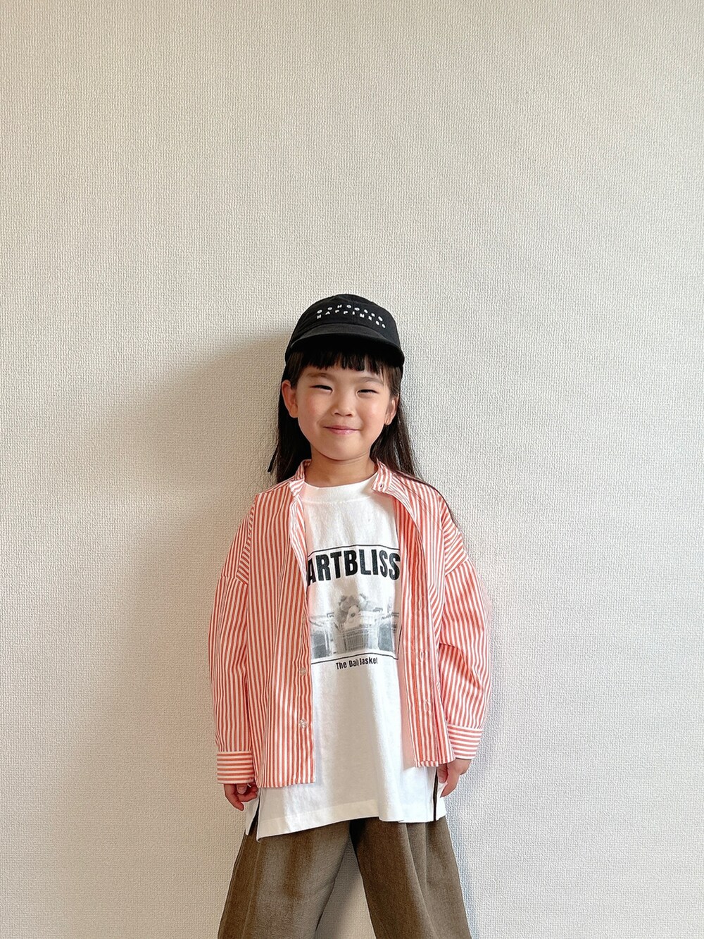 オレンジ系のシャツ/ブラウス、ホワイト系のTシャツ/カットソー、ブラウン系のその他パンツを着用したキッズの春コーディネートの3枚目の写真