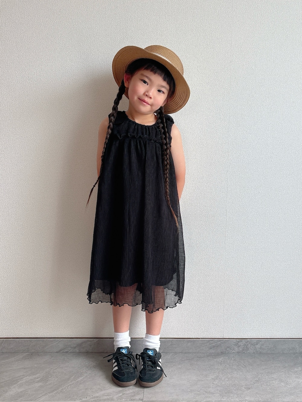 ブラック系のワンピース、ブラック系のスニーカーを着用したキッズの夏コーディネートの2枚目の写真