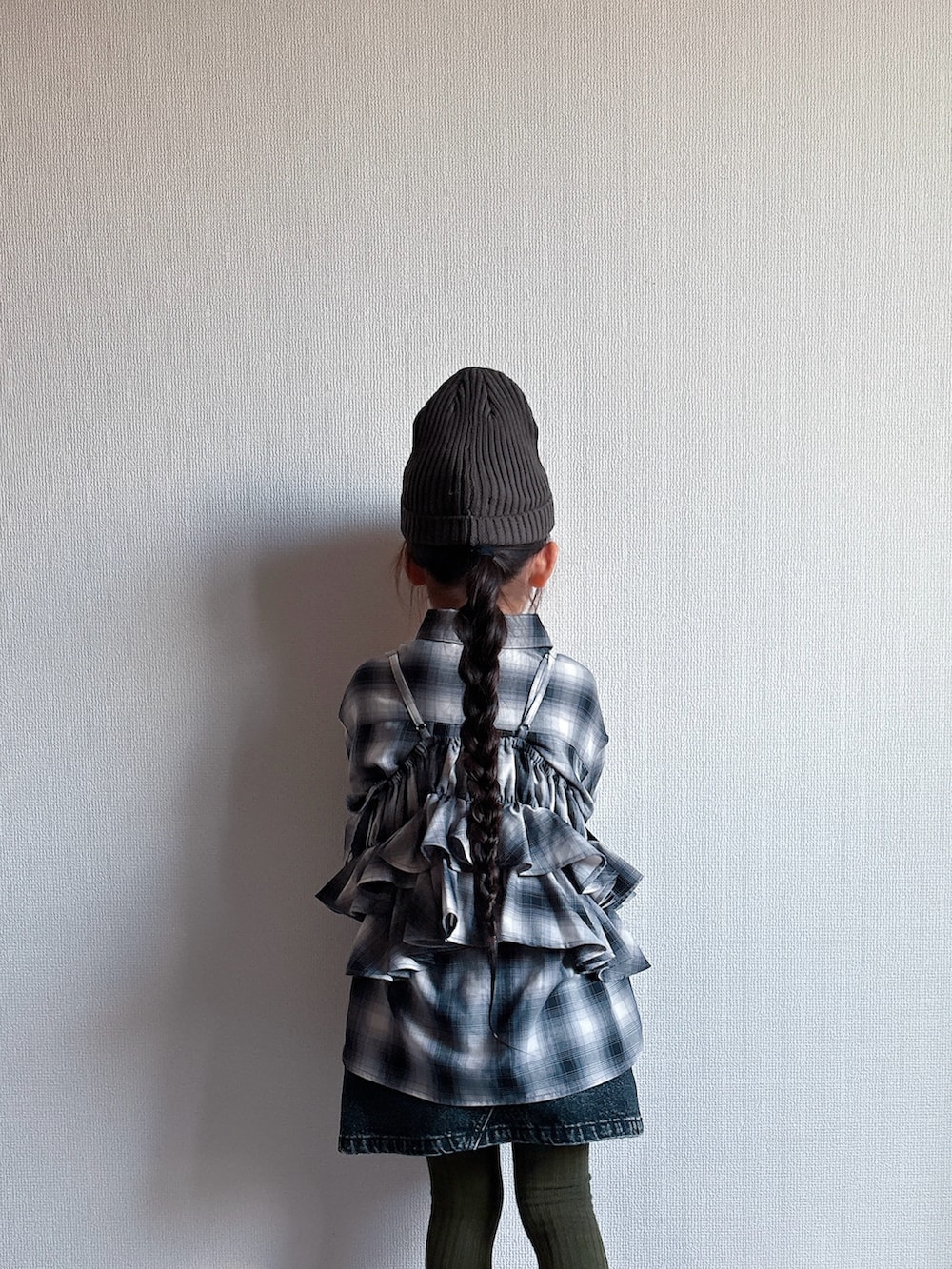 ブラック系のシャツ/ブラウス、ブラック系のデニムスカート、ブラック系のスニーカーを着用したキッズの秋コーディネートの3枚目の写真