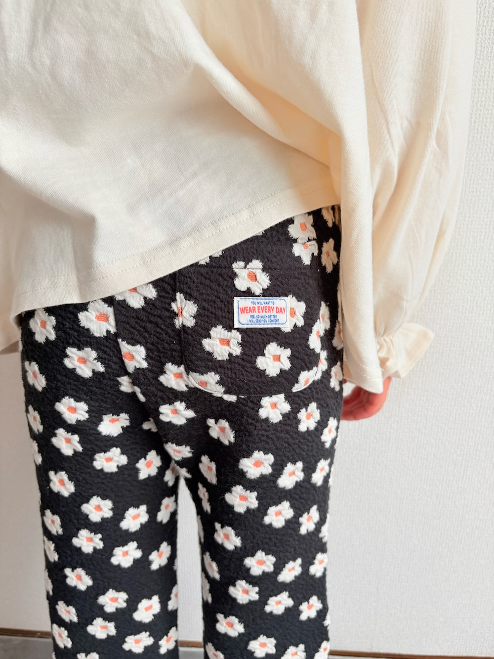 ホワイト系のTシャツ/カットソー、ブラック系のその他パンツを着用したキッズの秋コーディネートの5枚目の写真