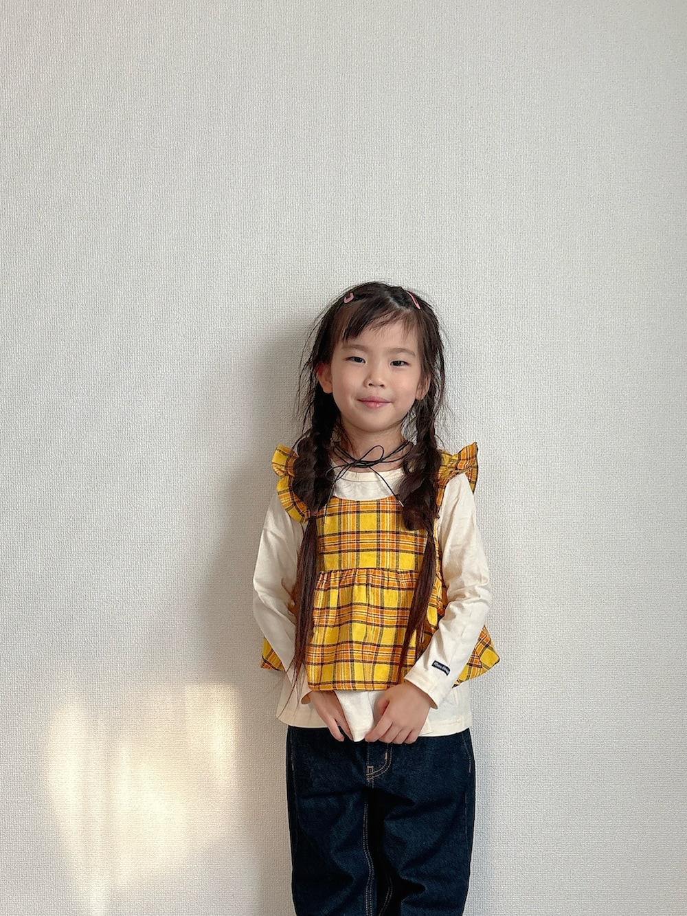 ブルー系のデニムパンツ、ホワイト系のTシャツ/カットソーを着用したキッズの秋コーディネートの2枚目の写真