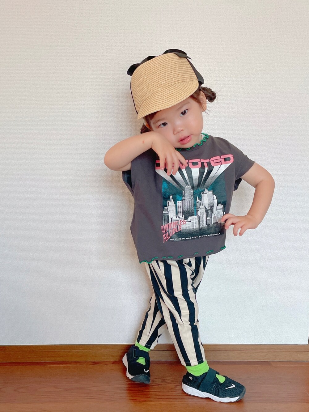 グレー系のタンクトップ、その他のパンツ、ブラック系のスニーカーを着用したキッズの春コーディネートの4枚目の写真