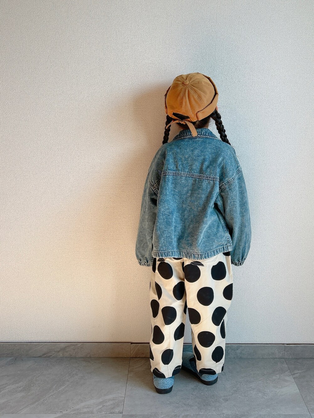 ブルー系のデニムジャケット、ベージュ系のシャツ/ブラウス、ベージュ系のその他パンツを着用したキッズの冬コーディネートの4枚目の写真