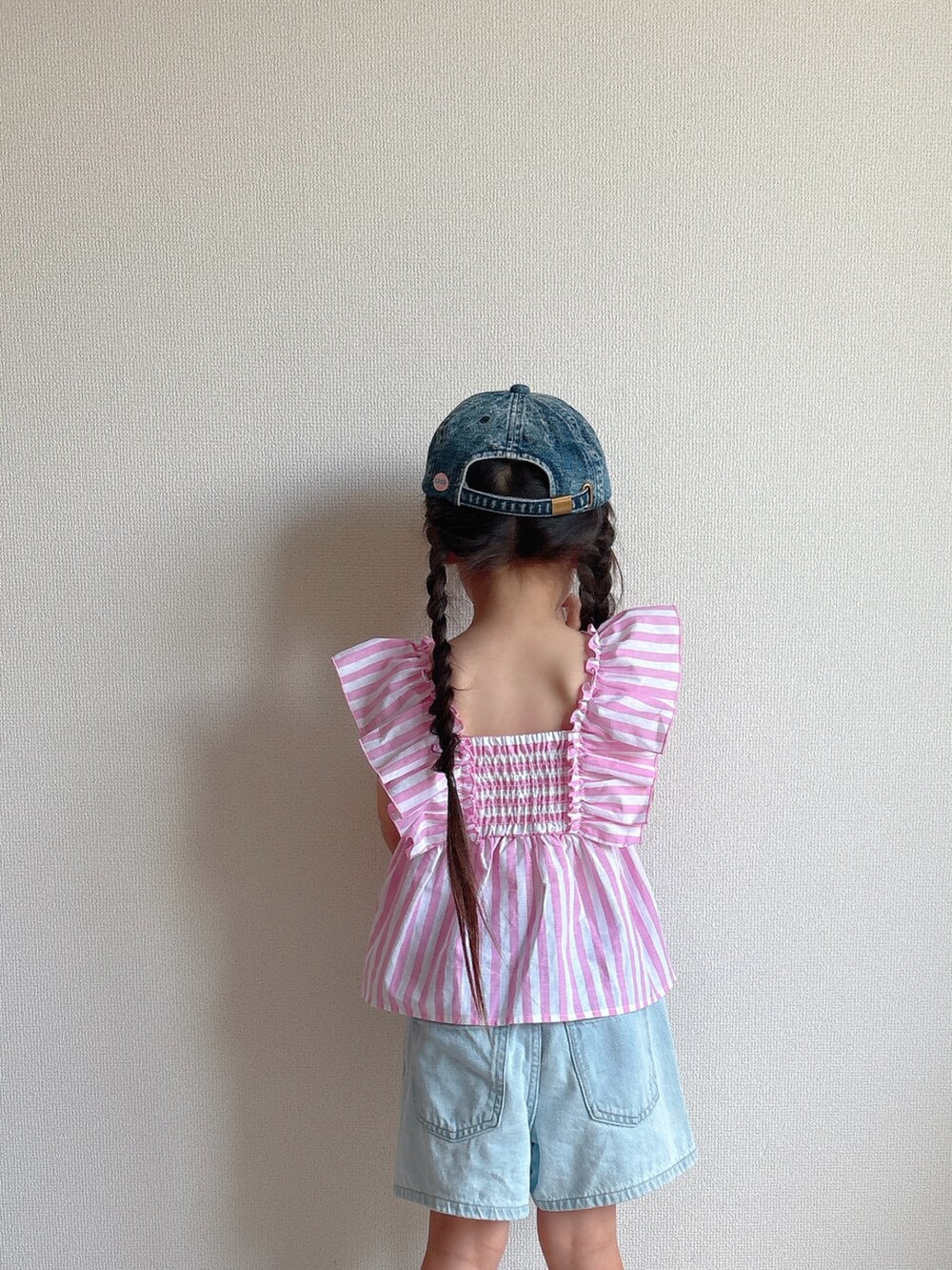 ピンク系のシャツ/ブラウス、ブルー系のデニムパンツ、グレー系のスニーカーを着用したキッズの夏コーディネートの5枚目の写真