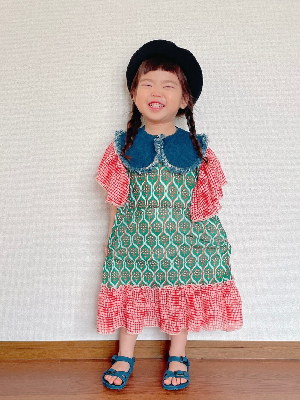 「グリーンフェス❶❹、デニムっていいよね、ベレー帽、つけ襟、ワンピース、グリーン、サンダル、ビタミンカラー、カラー×コーデ、夏コーデ、ビッグカラー、休日スタイル、古着MIX、ボリューム袖、モード」｜「BREEZEのサーモベレー（ハンチング/ベレー帽、ブラック系）」を使った、ふうさん（キッズ・90cm）の夏コーディネートの2枚目の写真