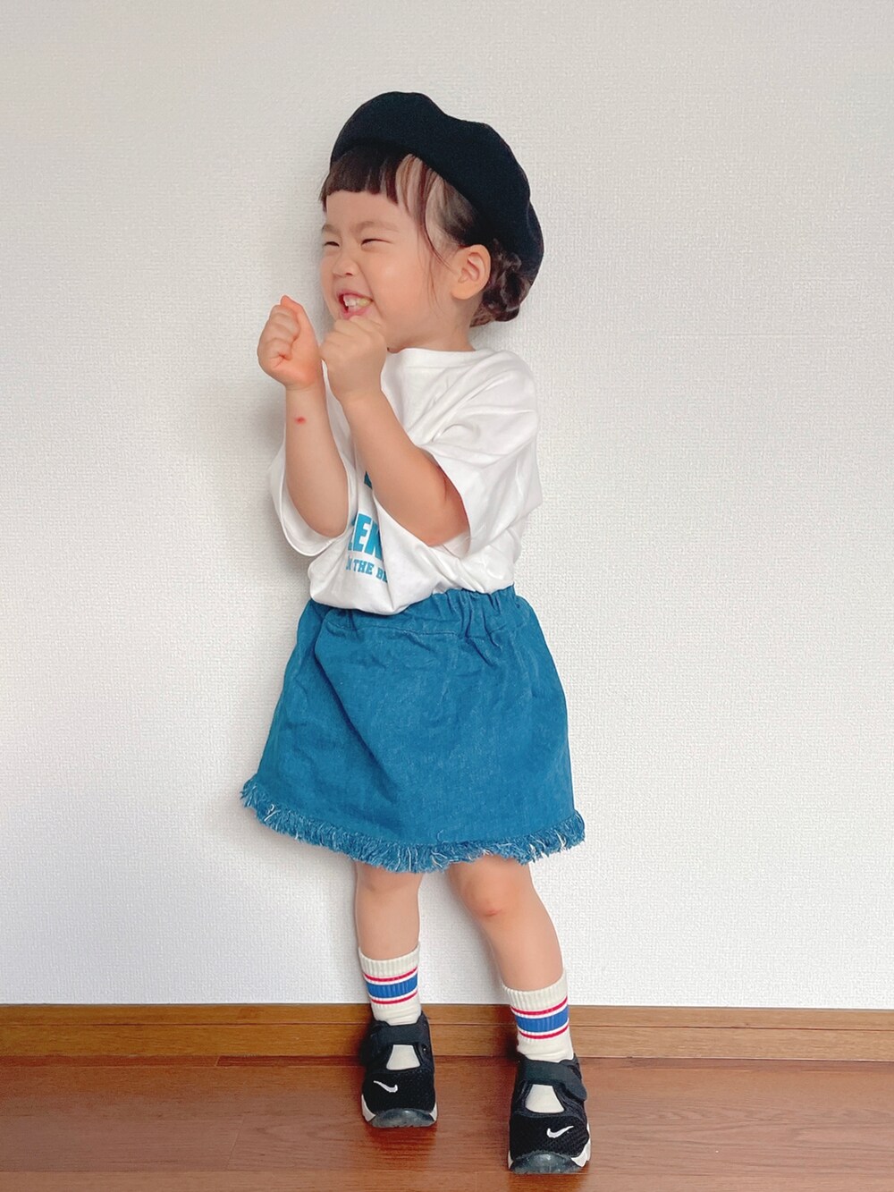 ホワイト系のTシャツ/カットソー、ブルー系のデニムスカート、ブラック系のスニーカーを着用したキッズの夏コーディネートの5枚目の写真