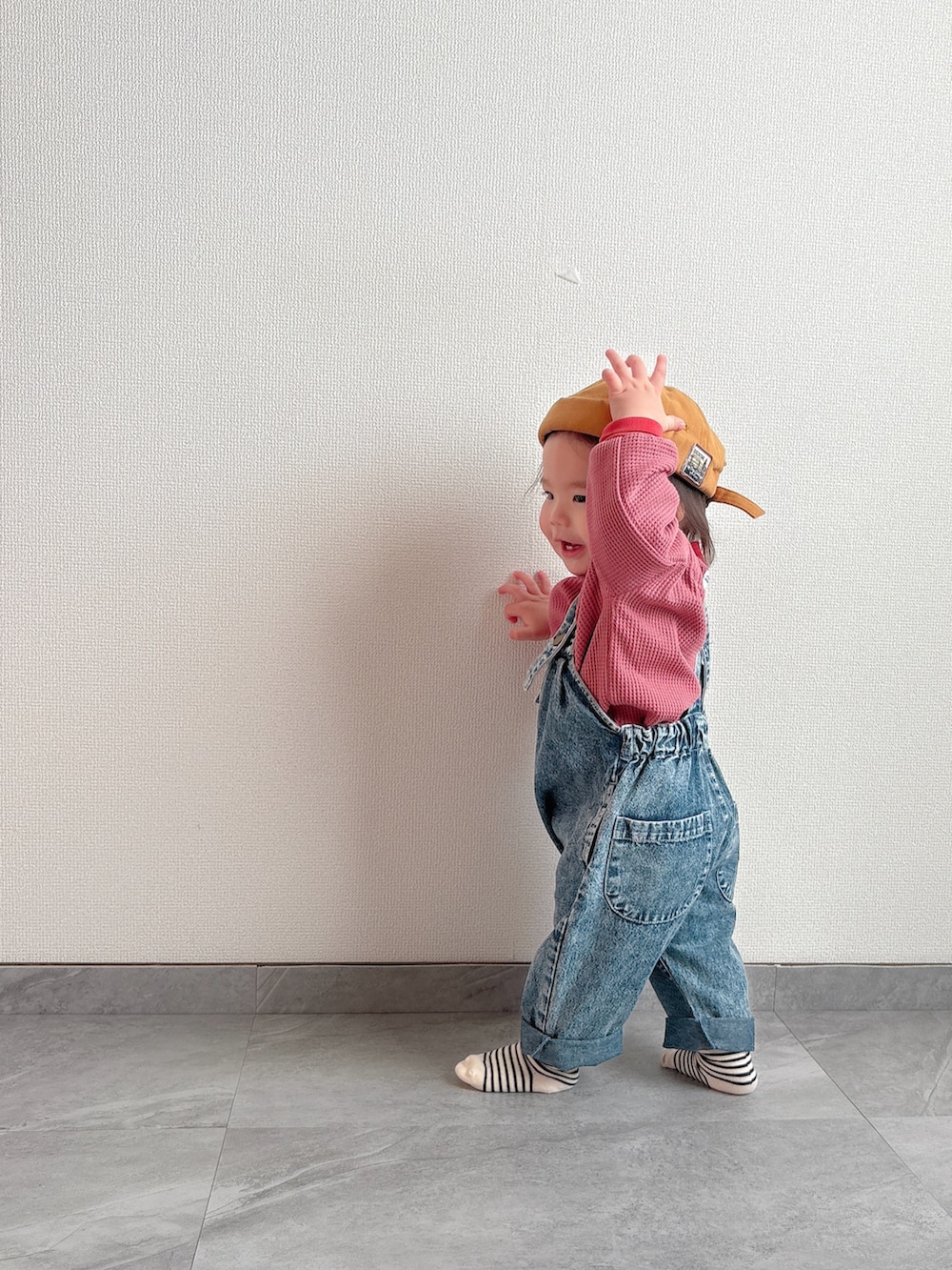 ピンク系のTシャツ/カットソー、ブルー系のサロペット/オーバーオールを着用したキッズの冬コーディネートの4枚目の写真