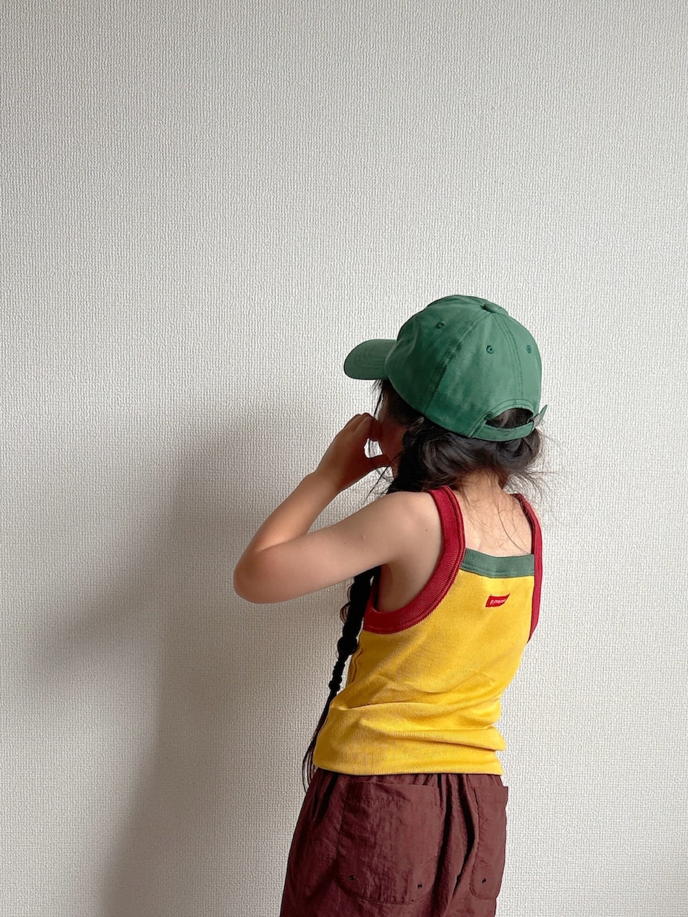 ブラウン系のその他パンツ、ブラウン系のその他パンツ、イエロー系のタンクトップを着用したキッズの夏コーディネートの5枚目の写真