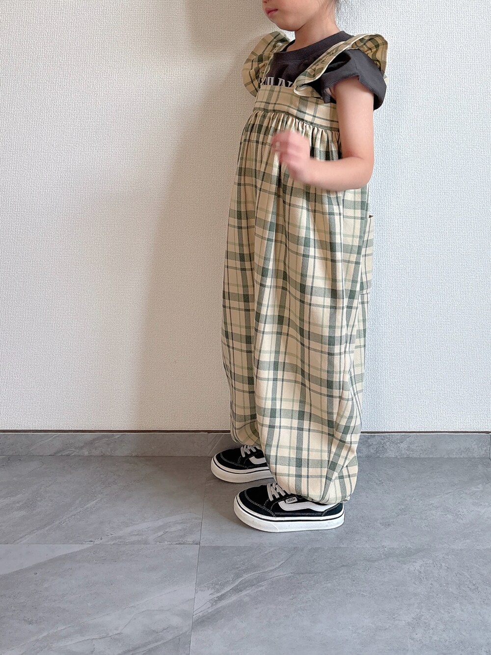 グリーン系のサロペット/オーバーオール、ブラック系のスニーカーを着用したキッズの夏コーディネートの4枚目の写真