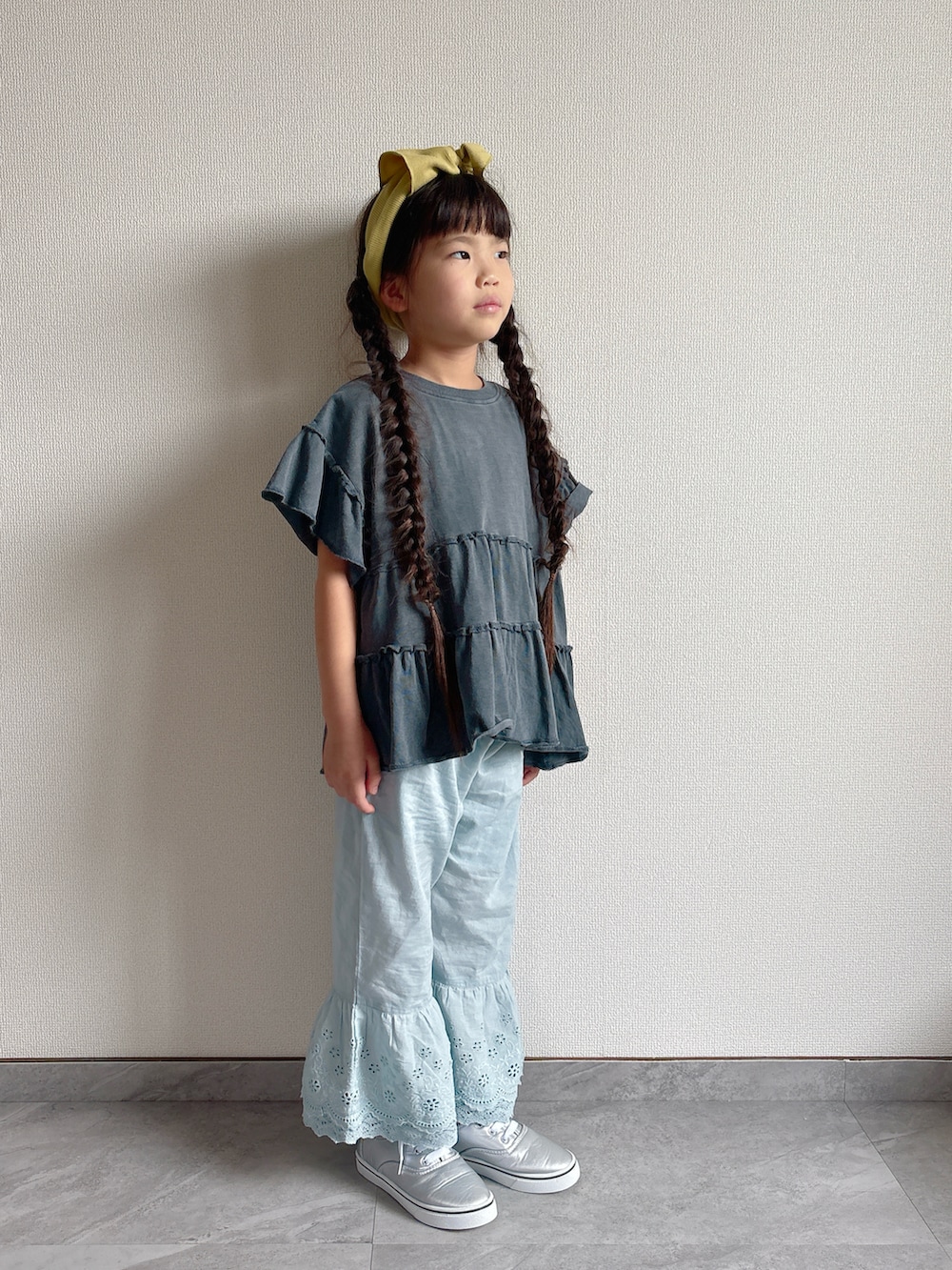 グレー系のTシャツ/カットソー、ブルー系のその他パンツを着用したキッズの夏コーディネートの3枚目の写真