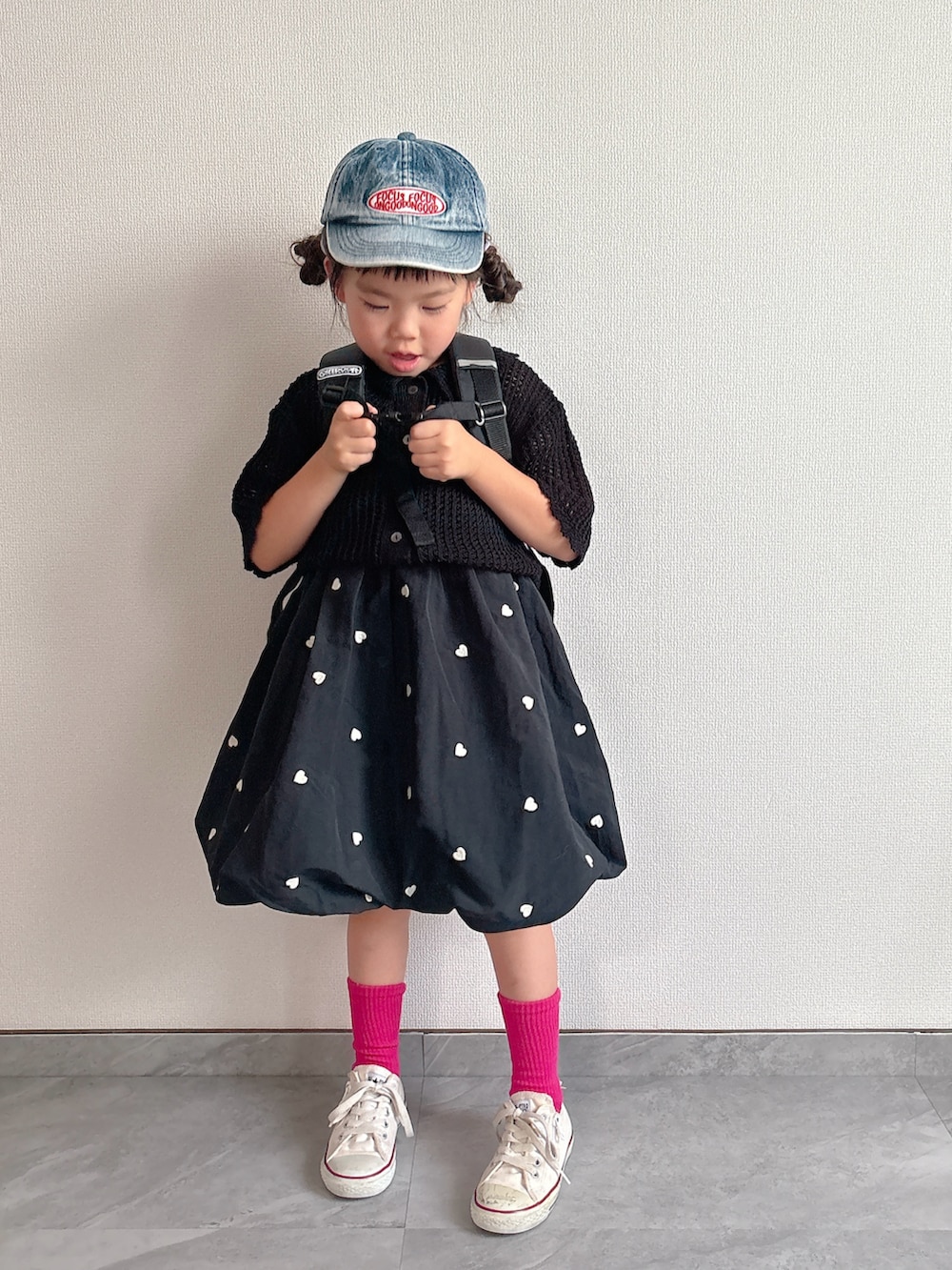 ピンク系のバックパック/リュック、ホワイト系のスニーカー、ブラック系のカーディガン/ボレロを着用したキッズの夏コーディネートの3枚目の写真