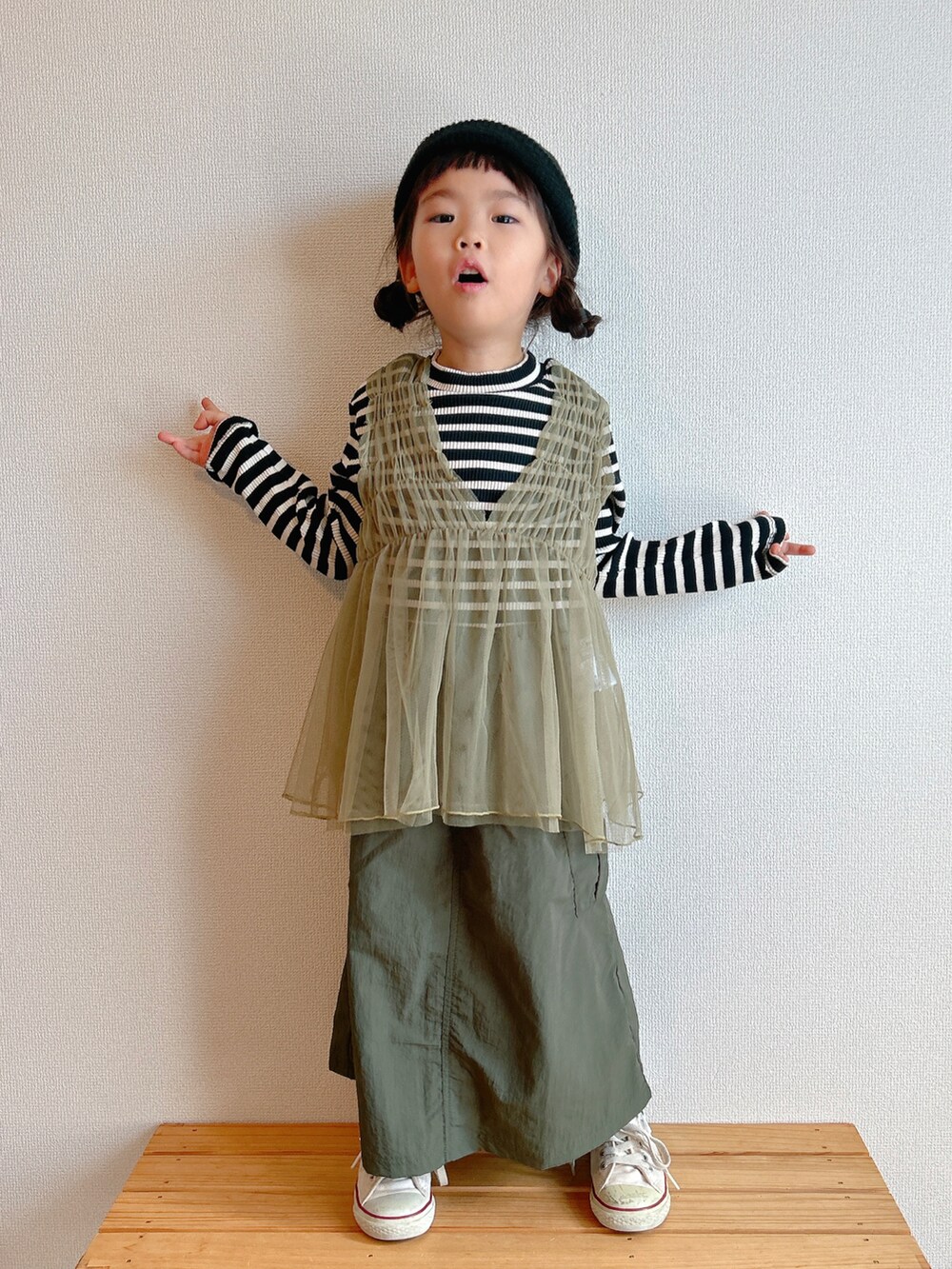 グリーン系のチュニック、その他のTシャツ/カットソー、グリーン系のスカートを着用したキッズの秋コーディネートの2枚目の写真