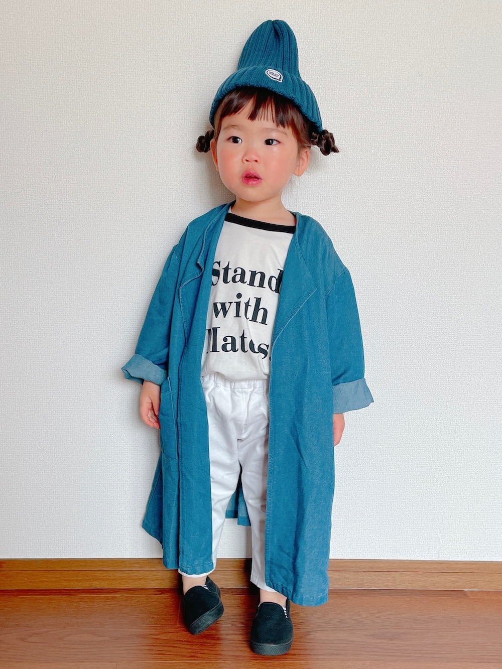「春服みてみて、春コーデ、休日スタイル、春アウター、デニム、白パンツ、ロゴT、ニット帽、カジュアルコーデ、スリッポン、レイヤードスタイル、タックイン、プチプラ、シンプルコーデ」｜「B:MING by BEAMSのB:MING by BEAMS / リブ ワッチキャップ（2~7才）（ニットキャップ/ビーニー、ブルー系）」を使った、ふうさん（キッズ・80cm）の春コーディネートの2枚目の写真