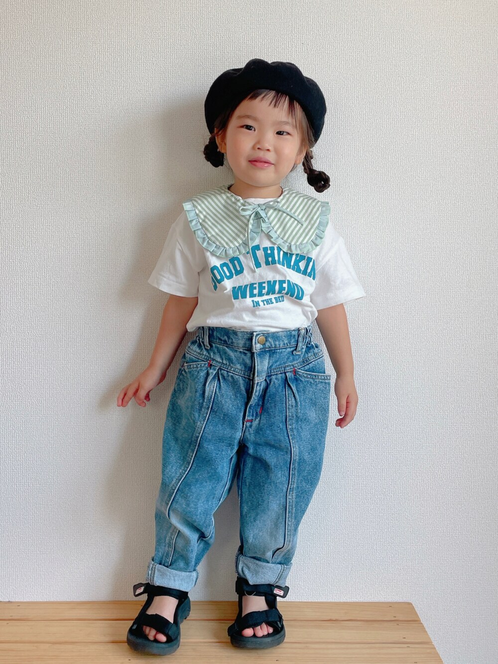 ホワイト系のTシャツ/カットソー、ブルー系のデニムパンツ、ブラック系のサンダルを着用したキッズの夏コーディネートの3枚目の写真
