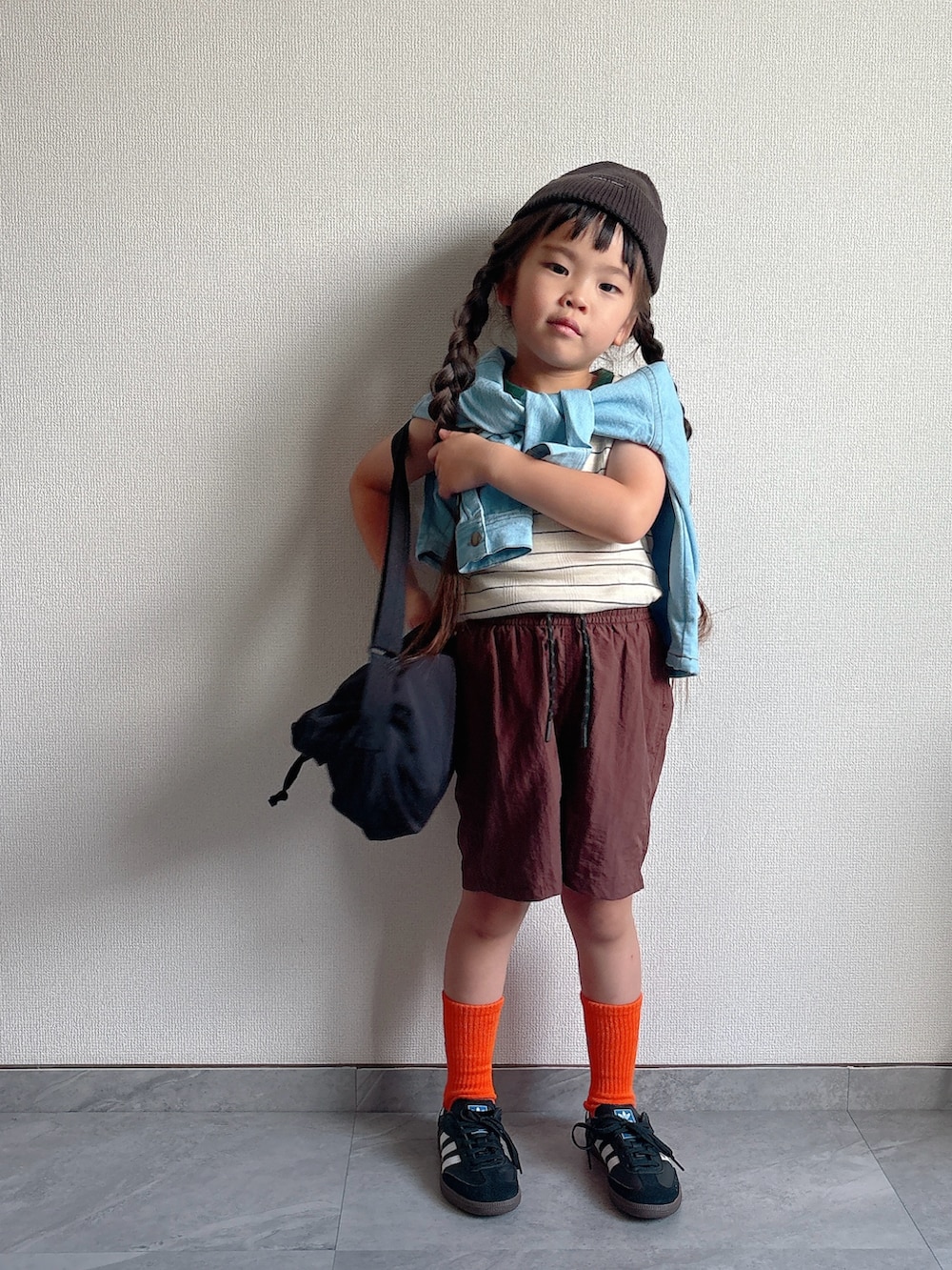 ベージュ系のジャージ、ブルー系のシャツ/ブラウス、ブラウン系のその他パンツを着用したキッズの夏コーディネートの2枚目の写真