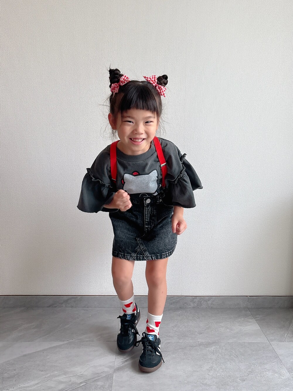 ブラック系のデニムスカート、ブラック系のスニーカー、グレー系のTシャツ/カットソーを着用したキッズの夏コーディネートの4枚目の写真