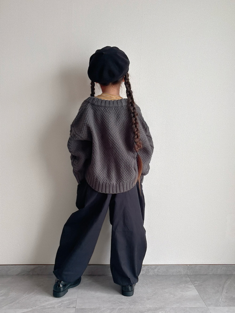 その他のローファー、グレー系のカーディガン/ボレロ、イエロー系のTシャツ/カットソーを着用したキッズの秋コーディネートの4枚目の写真