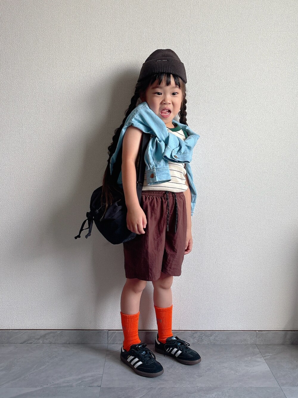 ベージュ系のジャージ、ブルー系のシャツ/ブラウス、ブラウン系のその他パンツを着用したキッズの夏コーディネートの5枚目の写真