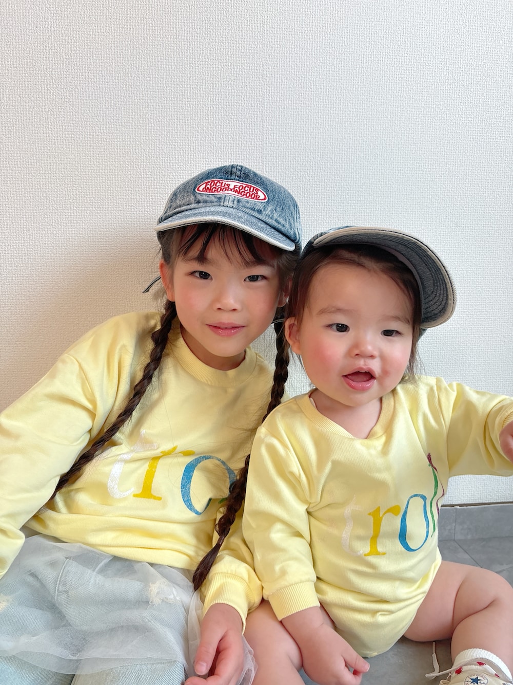 イエロー系のTシャツ/カットソー、イエロー系のTシャツ/カットソー、ブルー系のデニムパンツを着用したキッズの春コーディネートの4枚目の写真