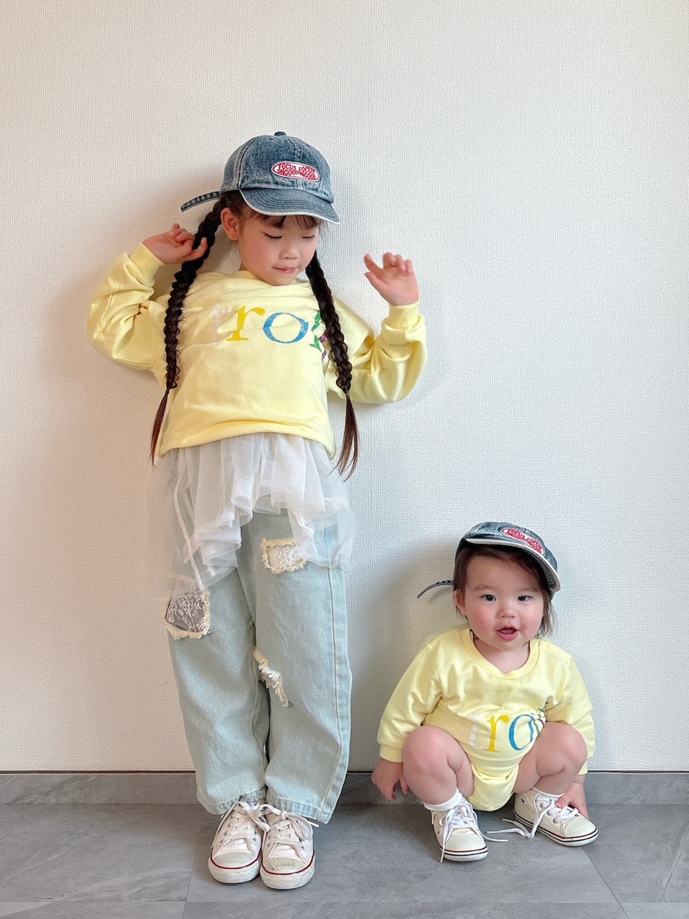 イエロー系のTシャツ/カットソー、イエロー系のTシャツ/カットソー、ブルー系のデニムパンツを着用したキッズの春コーディネートの3枚目の写真