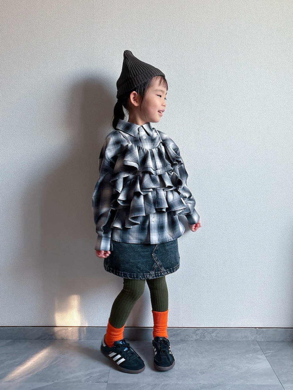 ブラック系のシャツ/ブラウス、ブラック系のデニムスカート、ブラック系のスニーカーを着用したキッズの秋コーディネートの2枚目の写真