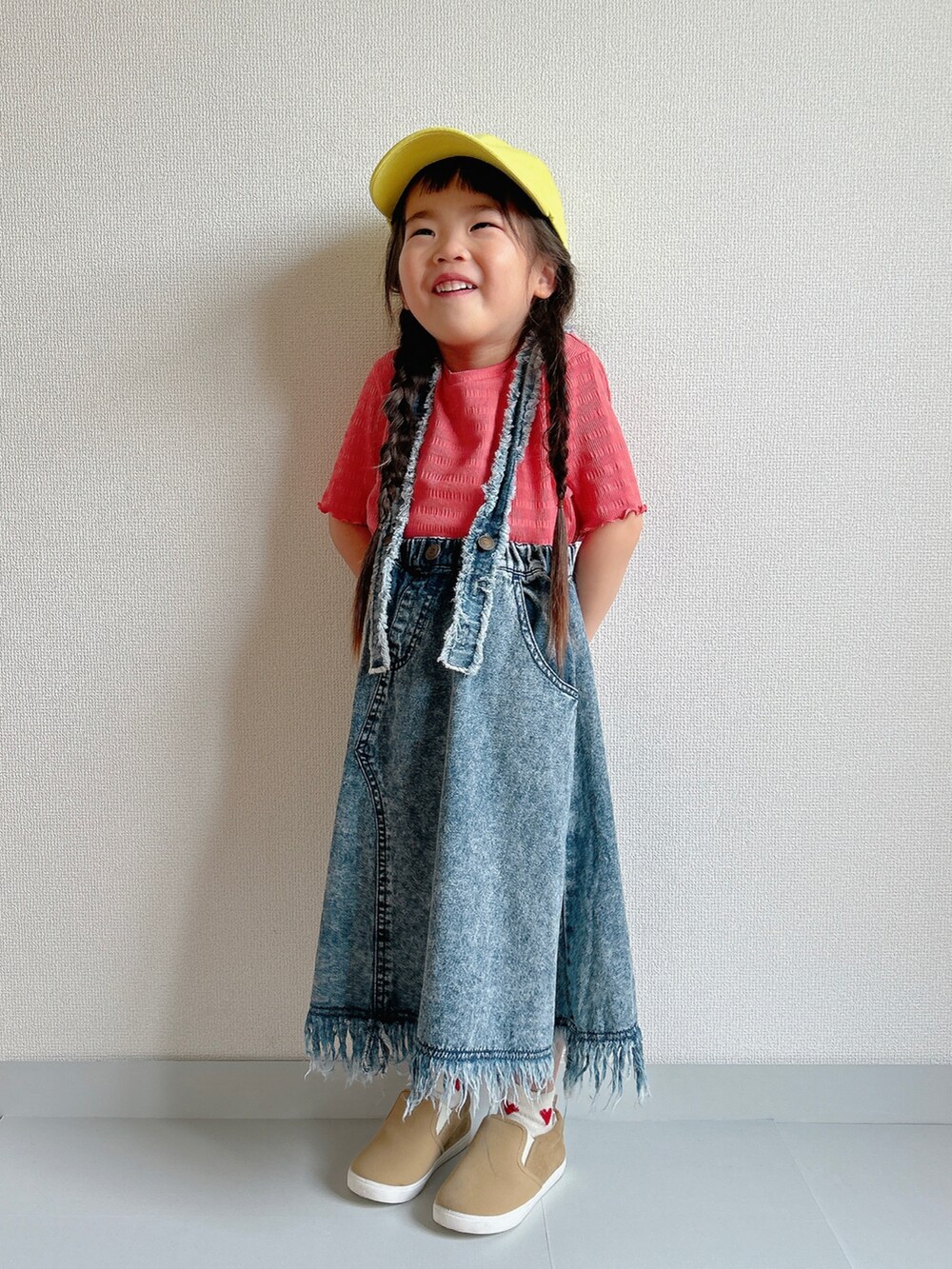 ピンク系のTシャツ/カットソー、ブルー系のスカート、ベージュ系のスニーカーを着用したキッズの春コーディネートの3枚目の写真