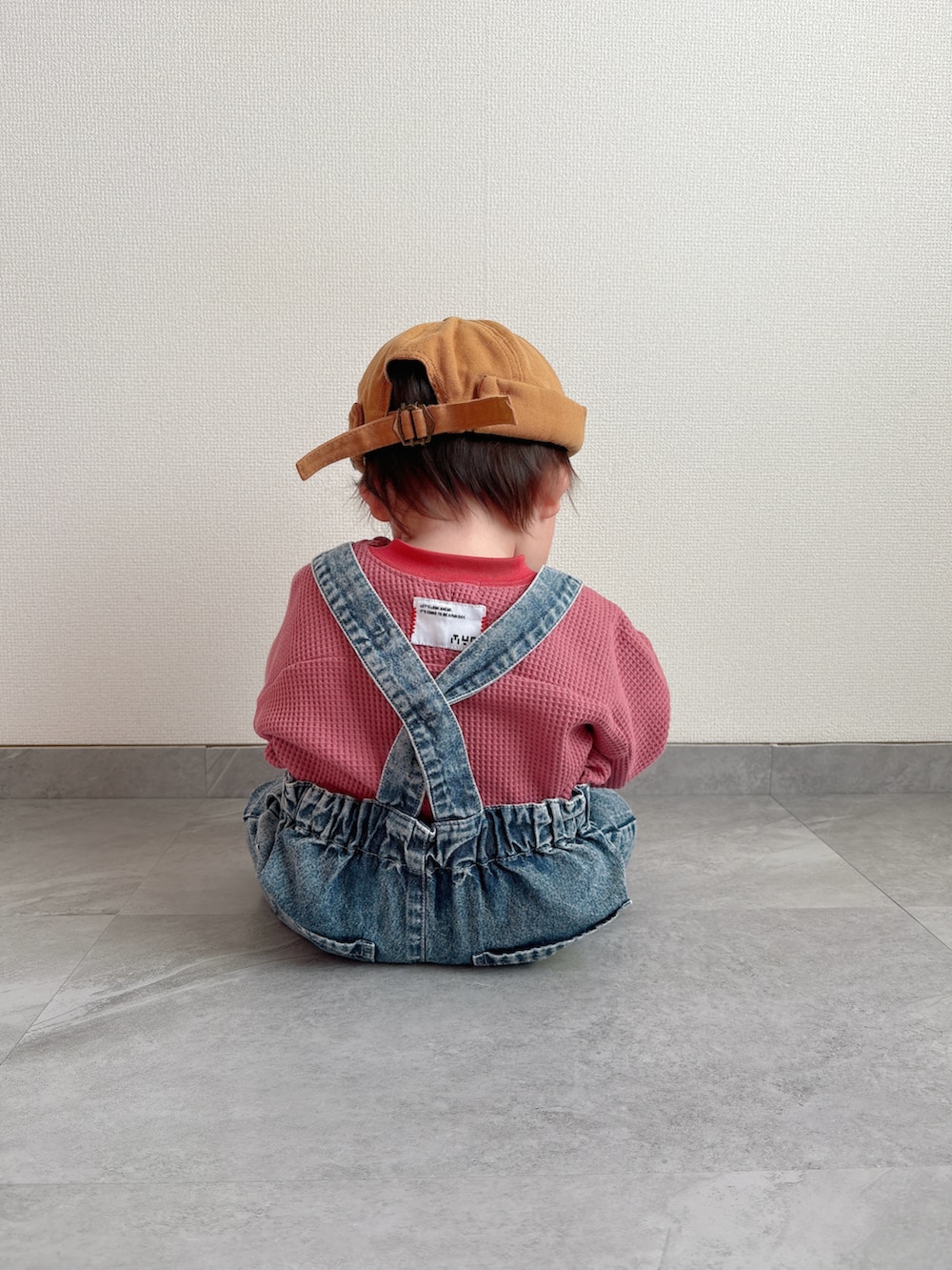 ピンク系のTシャツ/カットソー、ブルー系のサロペット/オーバーオールを着用したキッズの冬コーディネートの2枚目の写真