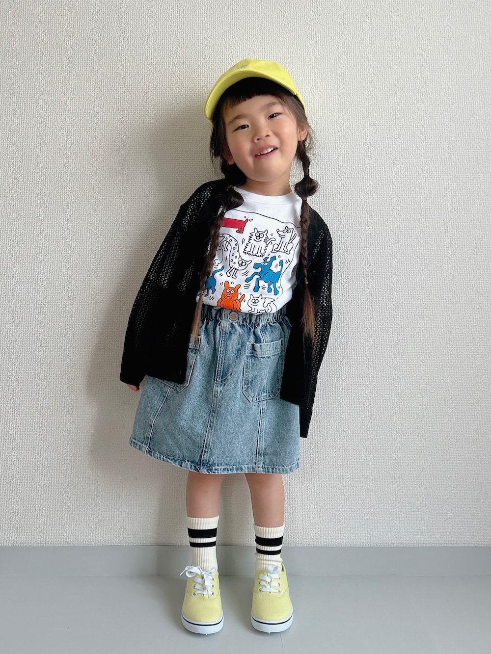 ホワイト系のTシャツ/カットソー、その他のデニムスカート、イエロー系のスニーカーを着用したキッズの春コーディネートの2枚目の写真