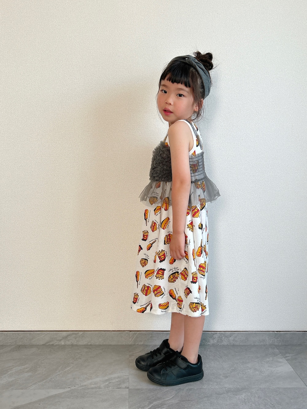 「ワンピース、シアートップス、ビスチェ、スニーカー、柄ワンピース、キャップ、休日スタイル、お出かけコーデ、夏コーデ、レイヤードスタイル」｜「TARKERのチュールフリルキャミソール（キャミソール、ブラック系）」を使った、ふうさん（キッズ・110cm）の春コーディネートの2枚目の写真