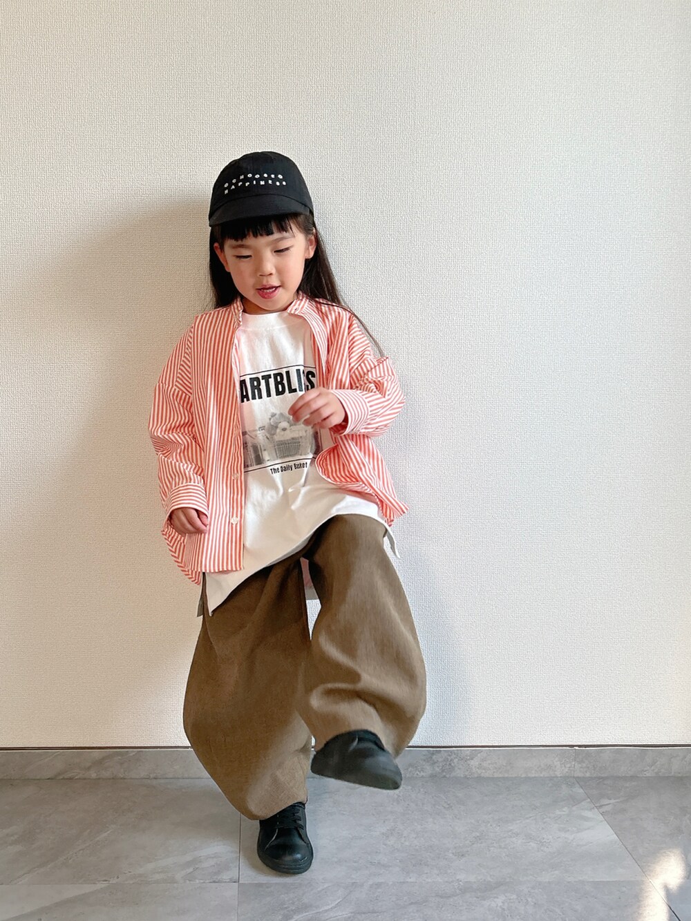 オレンジ系のシャツ/ブラウス、ホワイト系のTシャツ/カットソー、ブラウン系のその他パンツを着用したキッズの春コーディネートの2枚目の写真