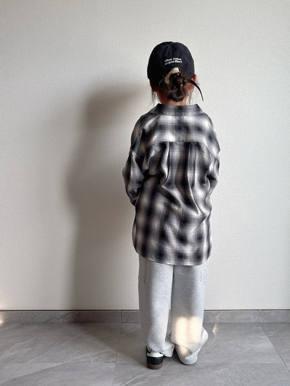 ブラック系のシャツ/ブラウス、グレー系のスウェットパンツ、ブラック系のスニーカーを着用したキッズの秋コーディネートの5枚目の写真