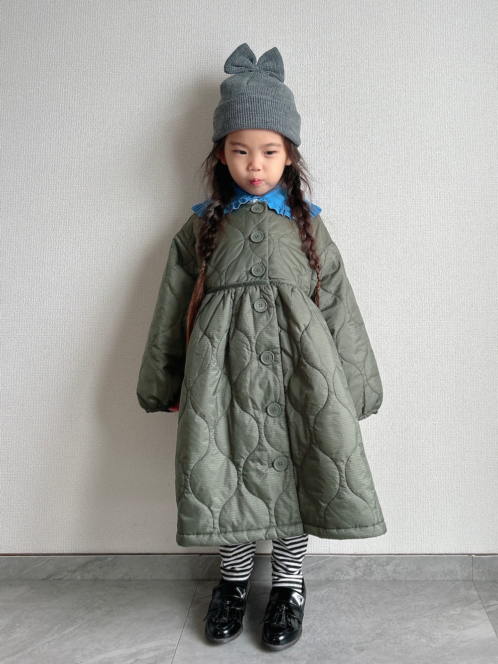 ブルー系のシャツ/ブラウス、グリーン系のミリタリージャケット、ブラック系のローファーを着用したキッズの秋コーディネートの3枚目の写真