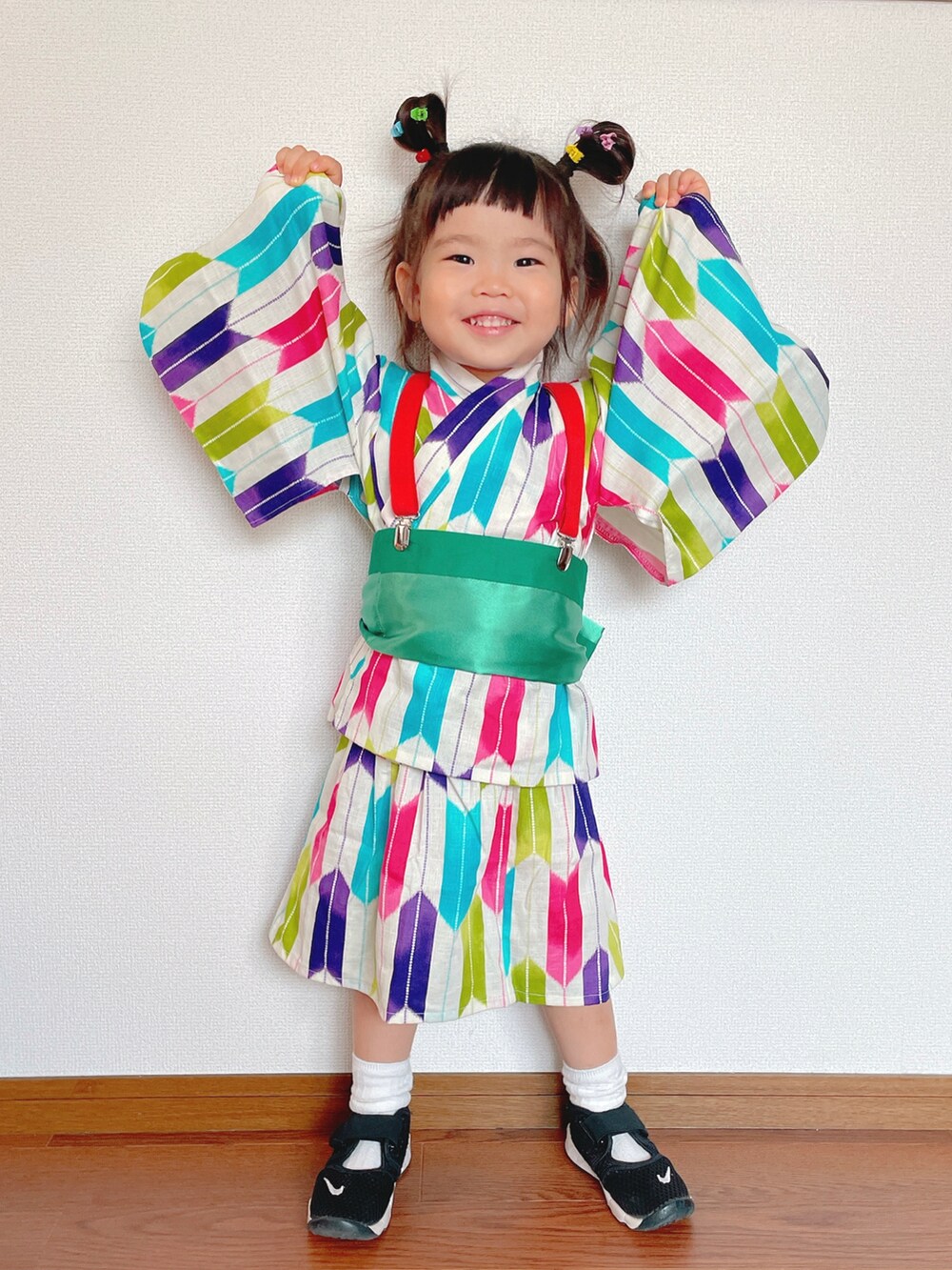 ブラック系のスニーカー、その他の浴衣、グリーン系の和装小物を着用したキッズの夏コーディネートの3枚目の写真