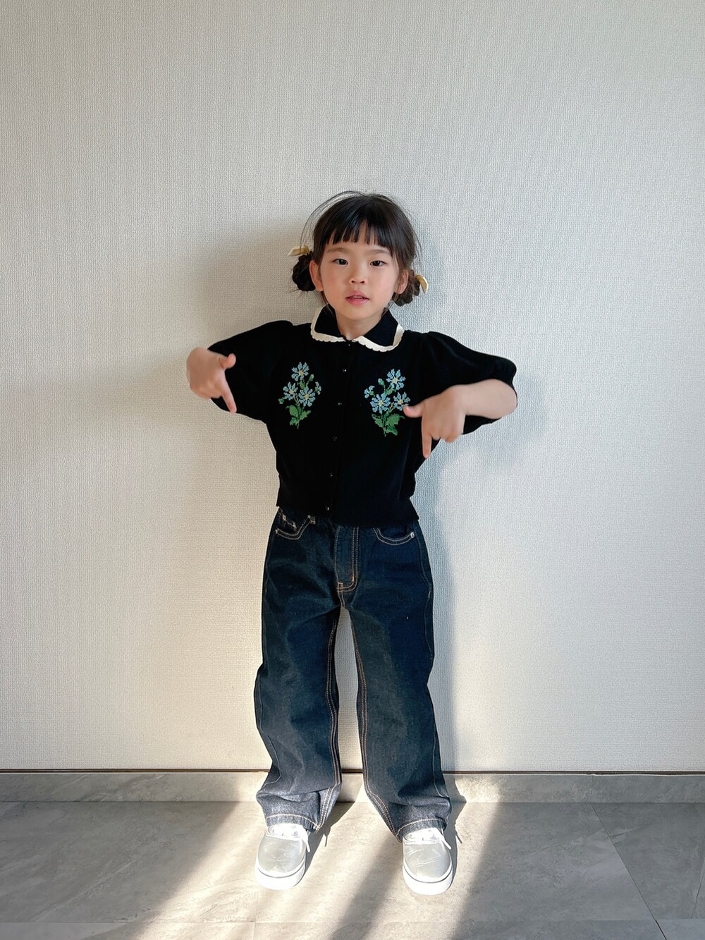 ブラック系のカーディガン/ボレロ、ブルー系のデニムパンツ、シルバー系のスニーカーを着用したキッズの春コーディネートの4枚目の写真