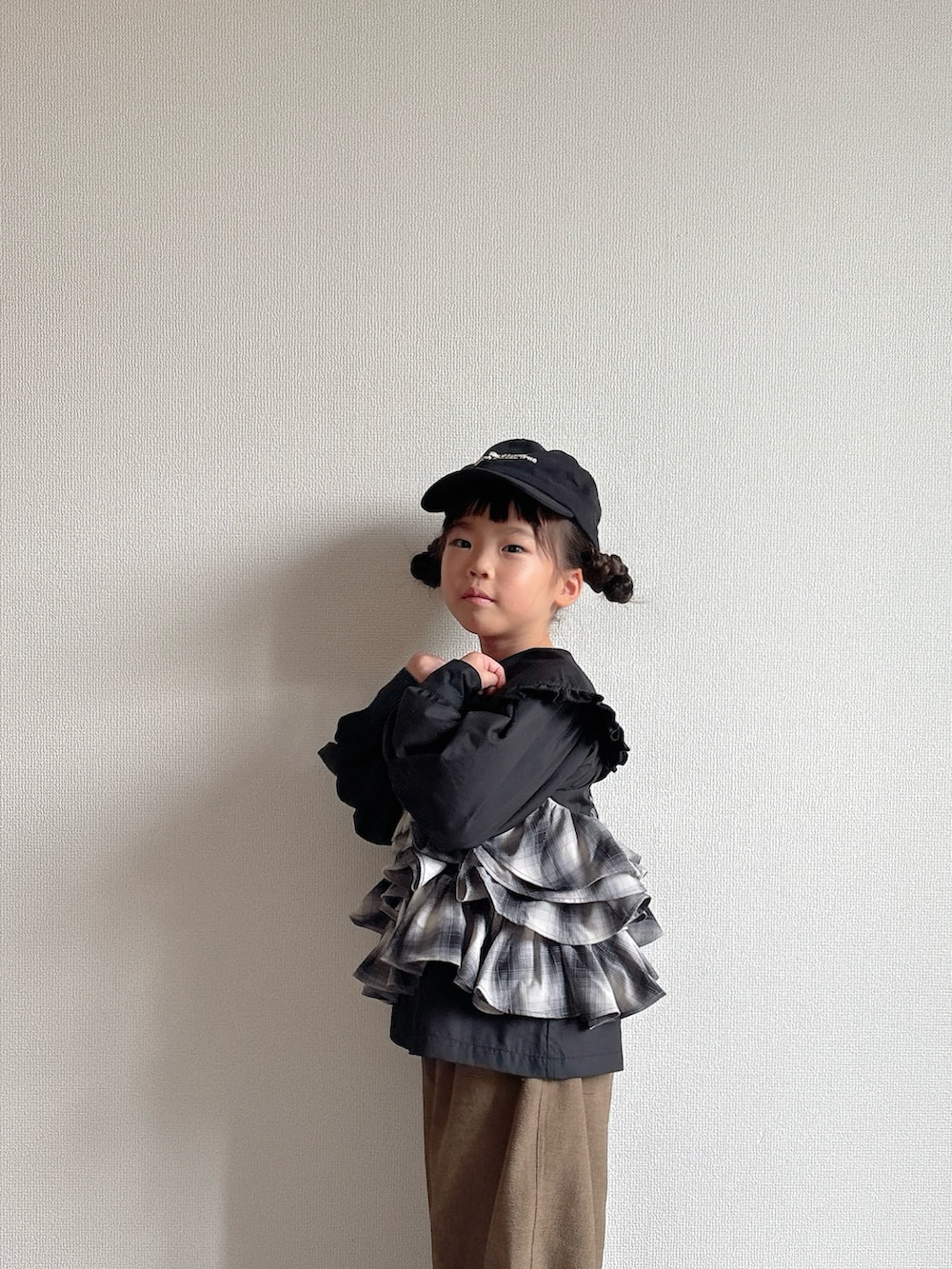 ブラウン系のその他パンツ、ブラック系のシャツ/ブラウス、ブラック系のキャミソールを着用したキッズの秋コーディネートの4枚目の写真