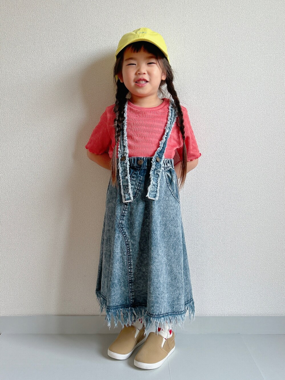 ピンク系のTシャツ/カットソー、ブルー系のスカート、ベージュ系のスニーカーを着用したキッズの春コーディネートの2枚目の写真