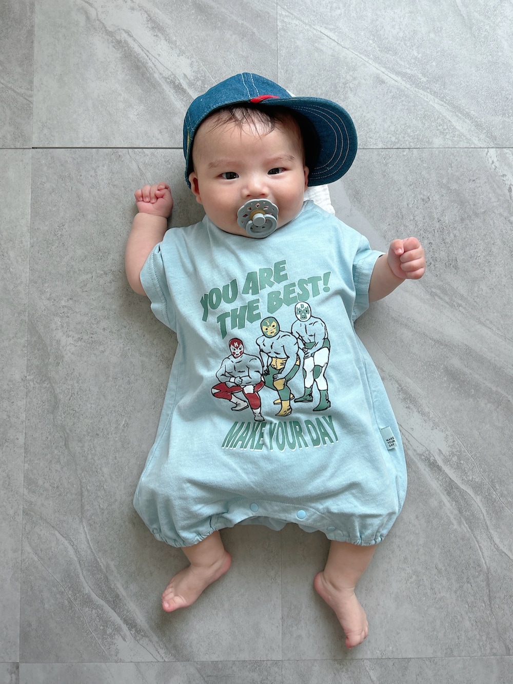 ブルー系のロンパース、ブルー系のその他ベビー用品を着用したキッズの春コーディネートの3枚目の写真