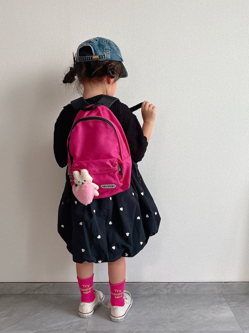 ピンク系のバックパック/リュック、ホワイト系のスニーカー、ブラック系のカーディガン/ボレロを着用したキッズの夏コーディネートの4枚目の写真