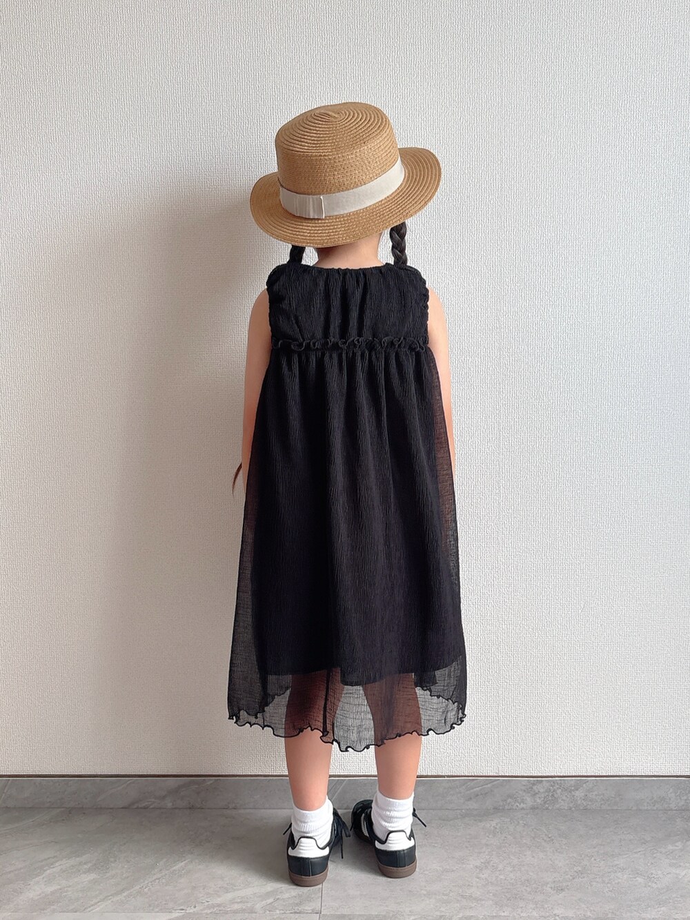 ブラック系のワンピース、ブラック系のスニーカーを着用したキッズの夏コーディネートの4枚目の写真
