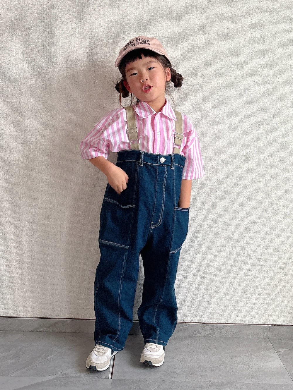 ピンク系のシャツ/ブラウス、ブルー系のサロペット/オーバーオール、ホワイト系のスニーカーを着用したキッズの夏コーディネートの4枚目の写真