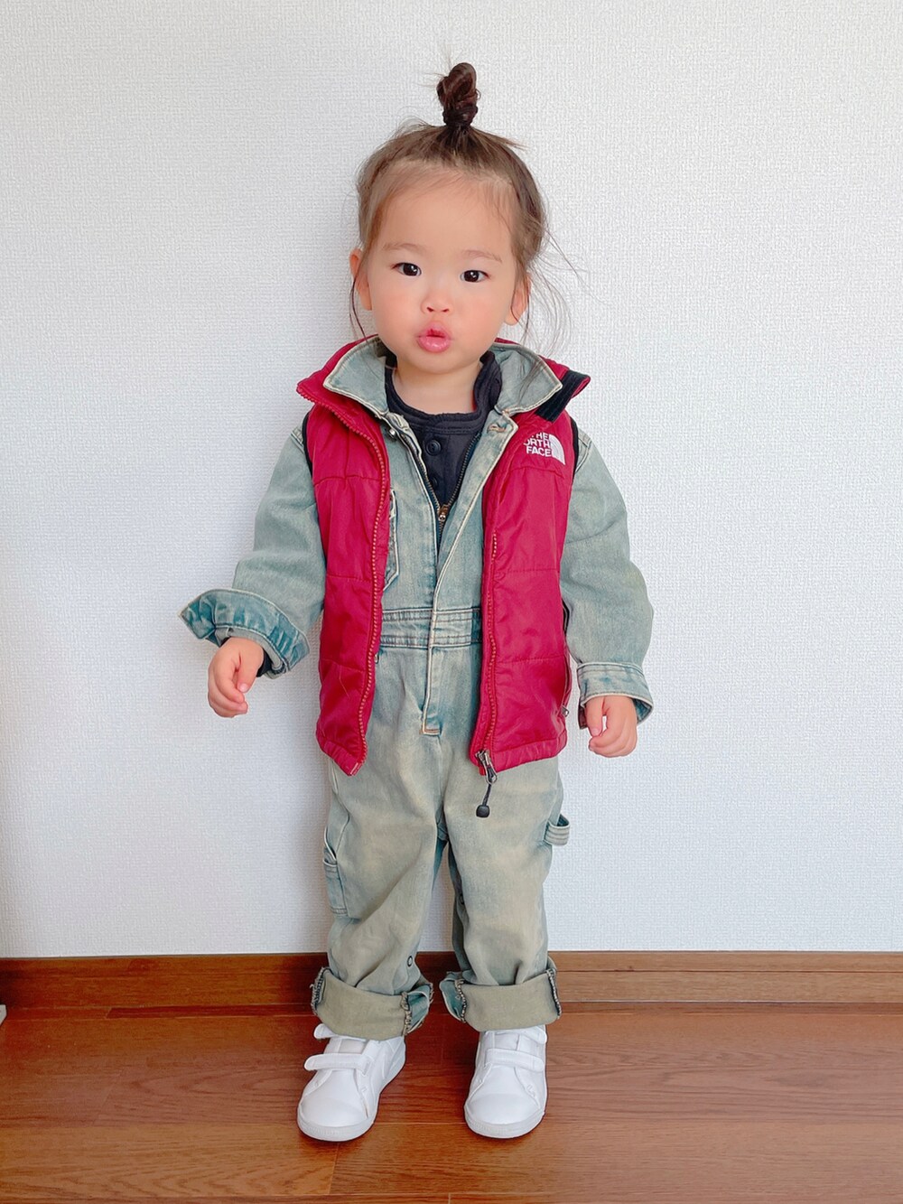 「デニム、オールインワン、ベスト、冬コーデ、レイヤードスタイル、スニーカーコーデ、つなぎ、白スニーカー、THE NORTH FACE、古着MIX、ジャンプスーツ、カジュアルコーデ」｜「THE NORTH FACEのアイテム（ベスト、レッド系）」を使った、ふうさん（キッズ・80cm）の冬コーディネートの3枚目の写真