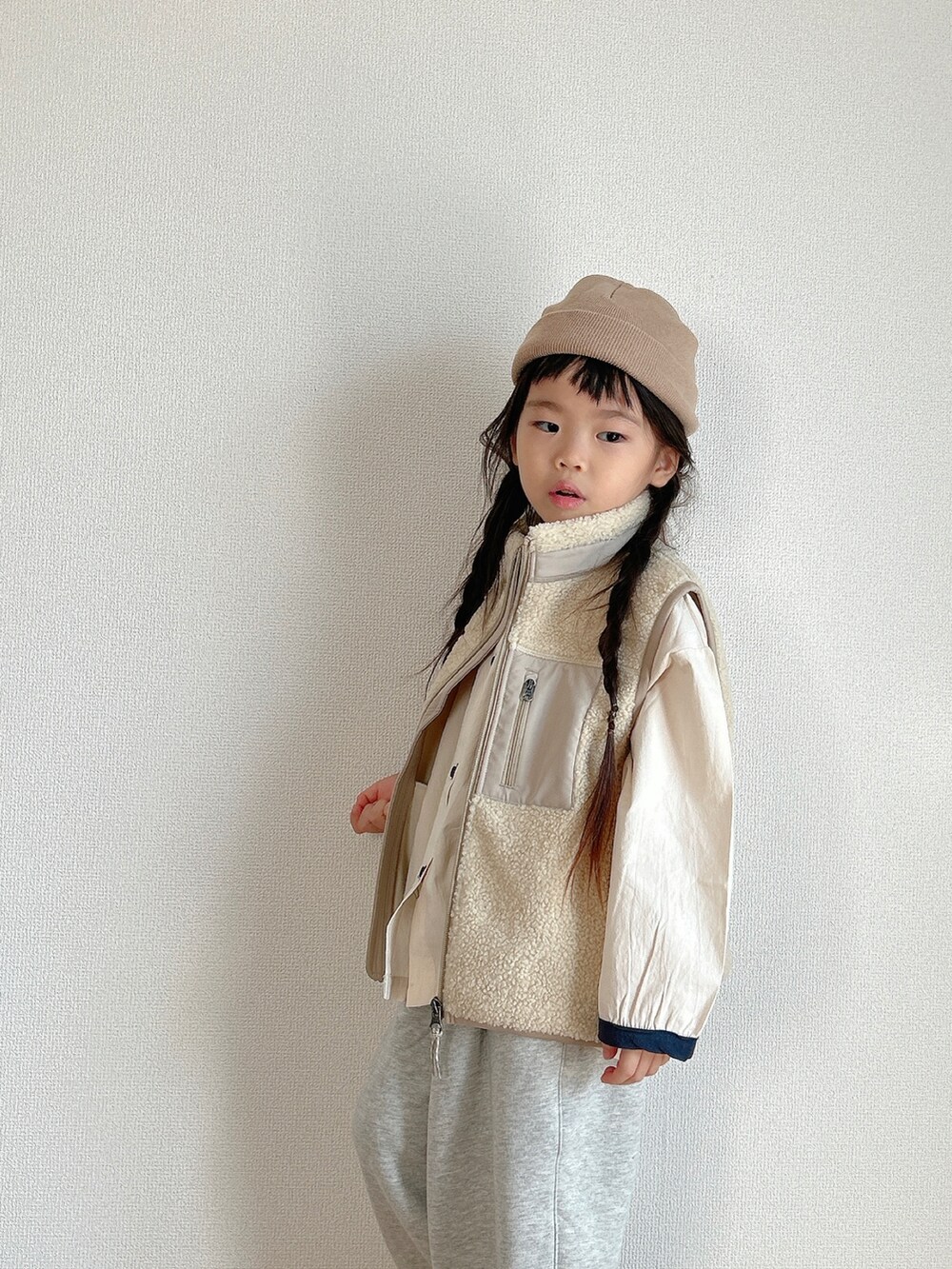 ホワイト系のジャケット/アウター、ベージュ系のシャツ/ブラウス、グレー系のスウェットパンツを着用したキッズの秋コーディネートの4枚目の写真