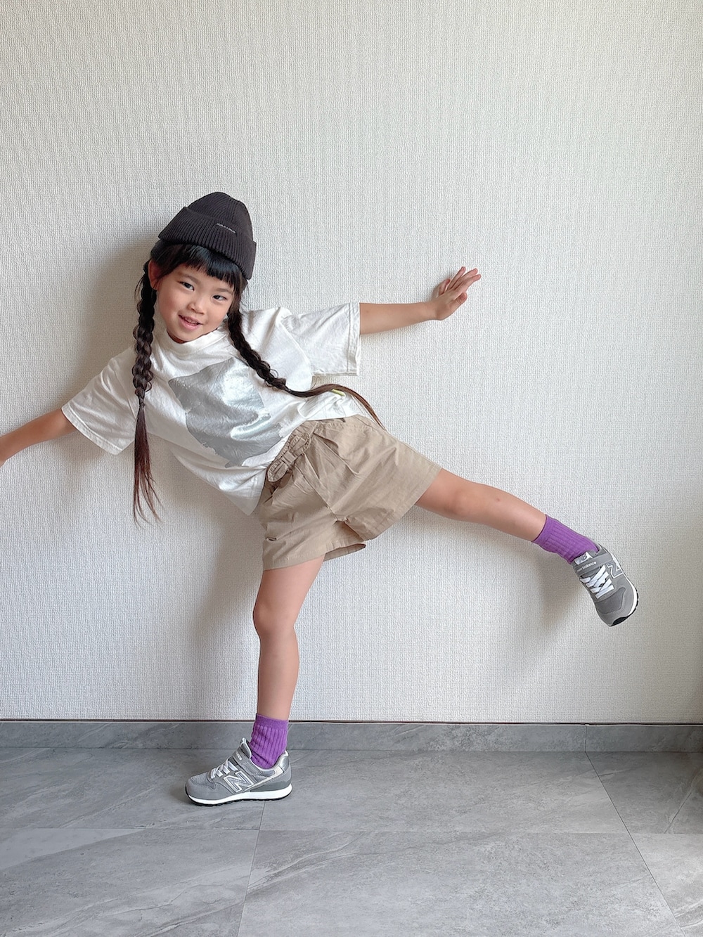 ベージュ系のその他パンツ、グレー系のスニーカー、ホワイト系のTシャツ/カットソーを着用したキッズの夏コーディネートの3枚目の写真