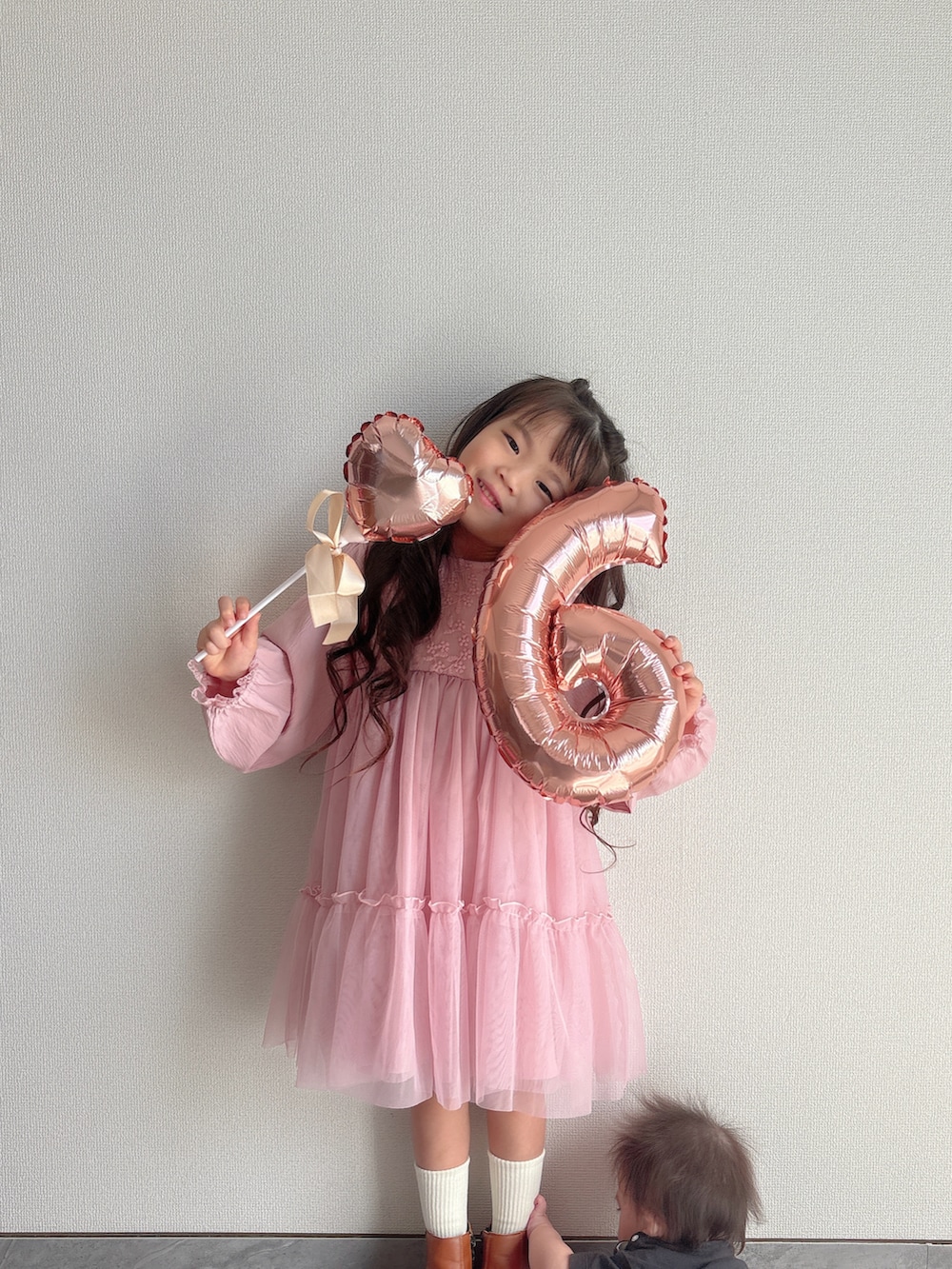 ピンク系のワンピース/ドレスを着用したキッズの秋コーディネートの5枚目の写真